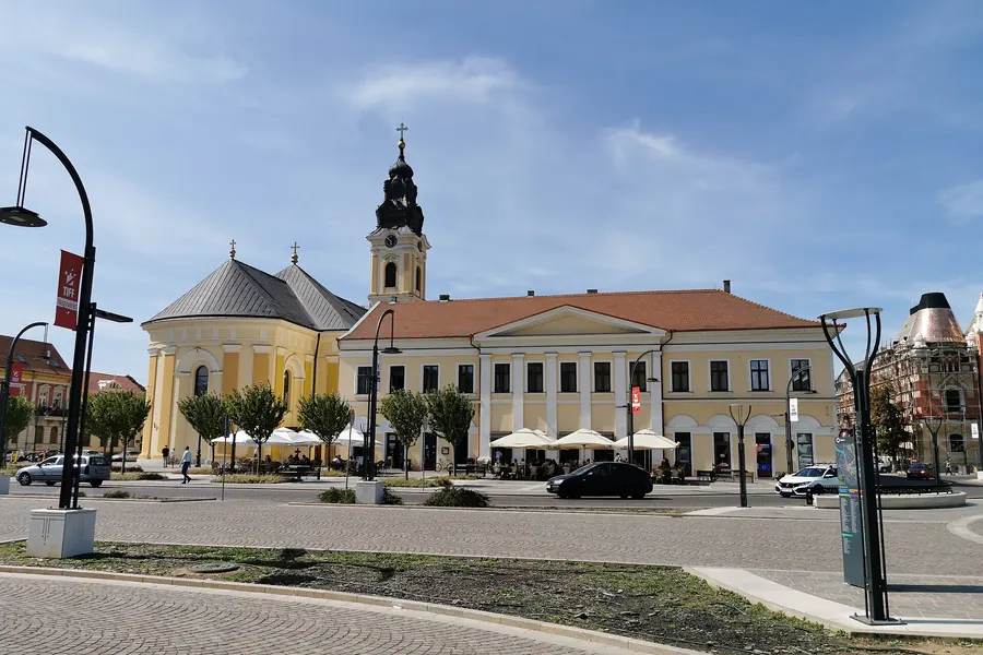 Griechisch-katholische Kathedrale St. Nikolaus – Blick über den Platz, Oradea