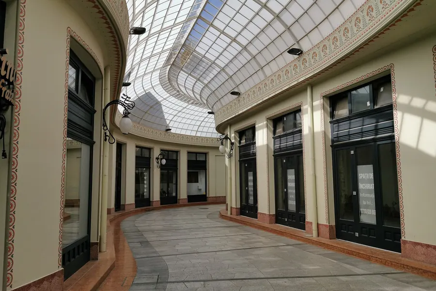 Palazzo dell’Aquila Nera – passaggio coperto in vetro, Oradea