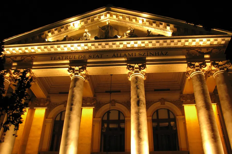 Teatro Regina Maria – illuminato di notte, Oradea
