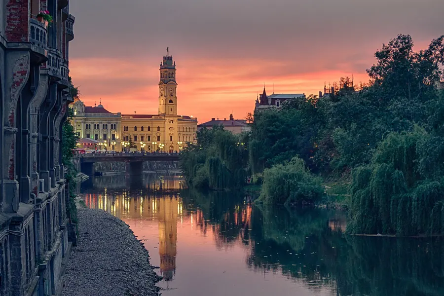 Rathausturm – bei Sonnenuntergang über dem Crișul Repede, Oradea