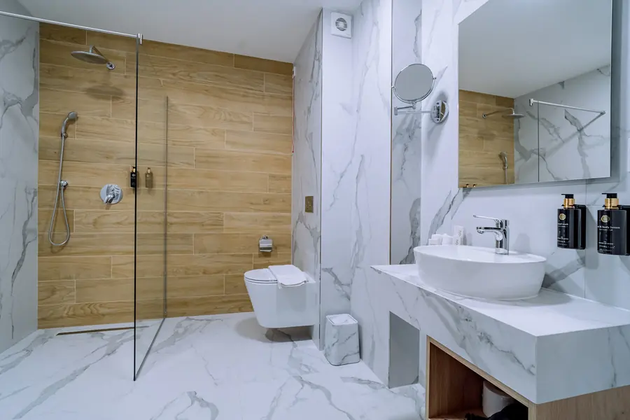 Baño con ducha y encimera de mármol