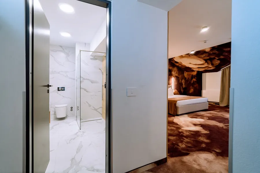 El baño de mármol blanco, visto desde el dormitorio
