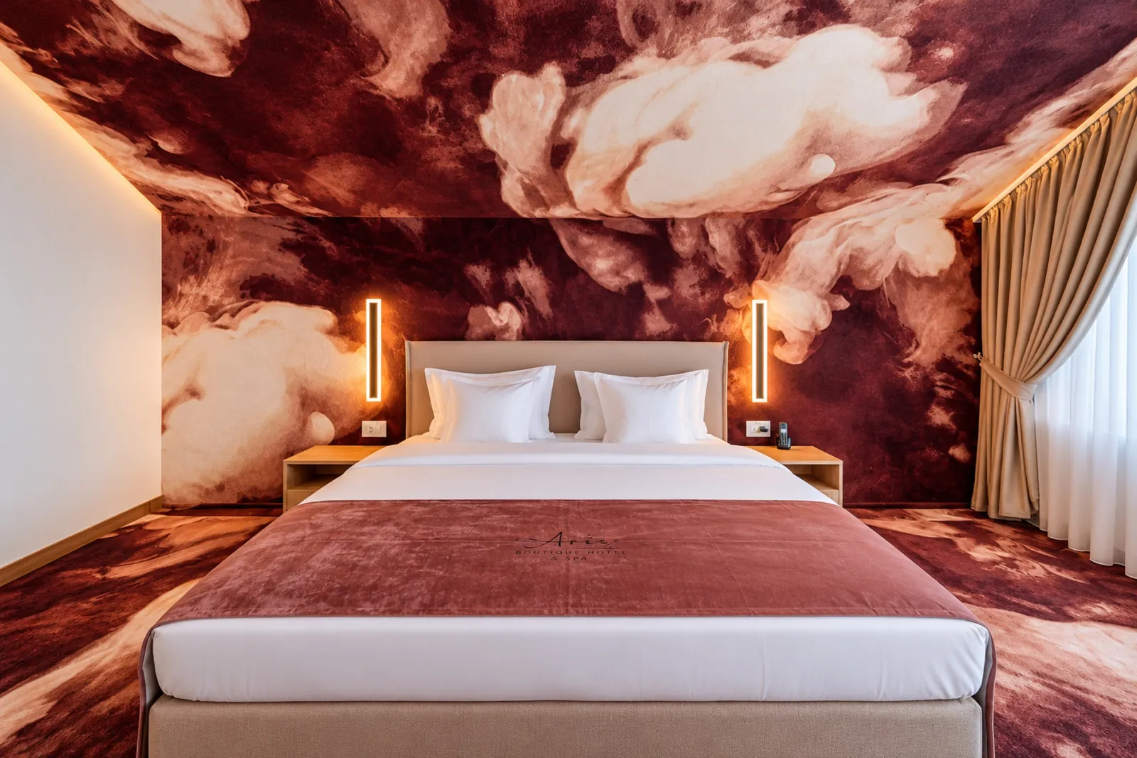 Chambre au décor de nuages bordeaux sur le mur et le plafond