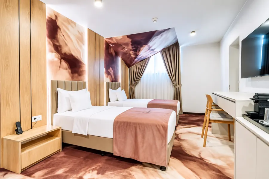 Dormitorio twin con decoración de nubes burdeos