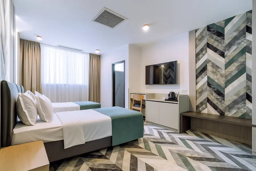 Dormitorio twin con pared de espiga verde