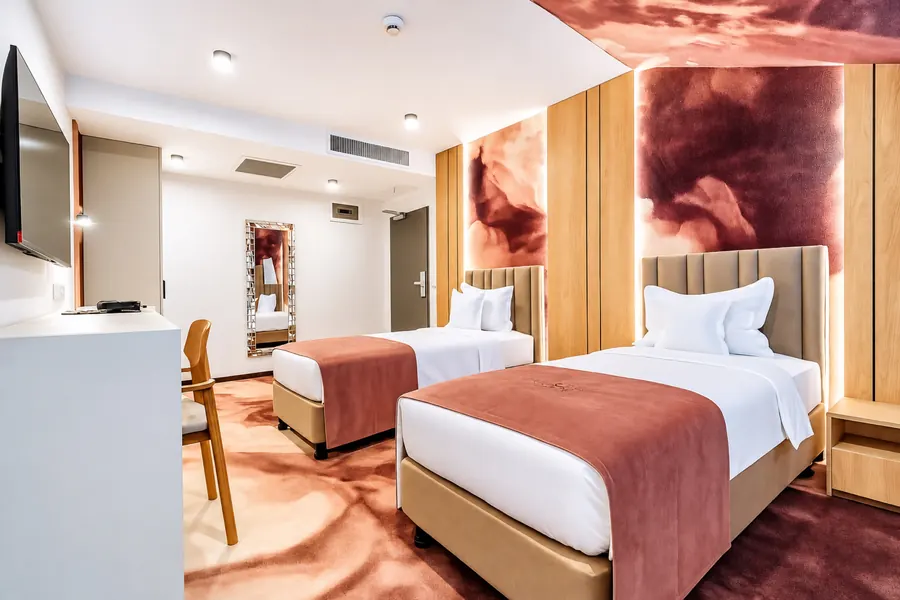 Dormitorio twin en tonos rosados, con techo de nubes