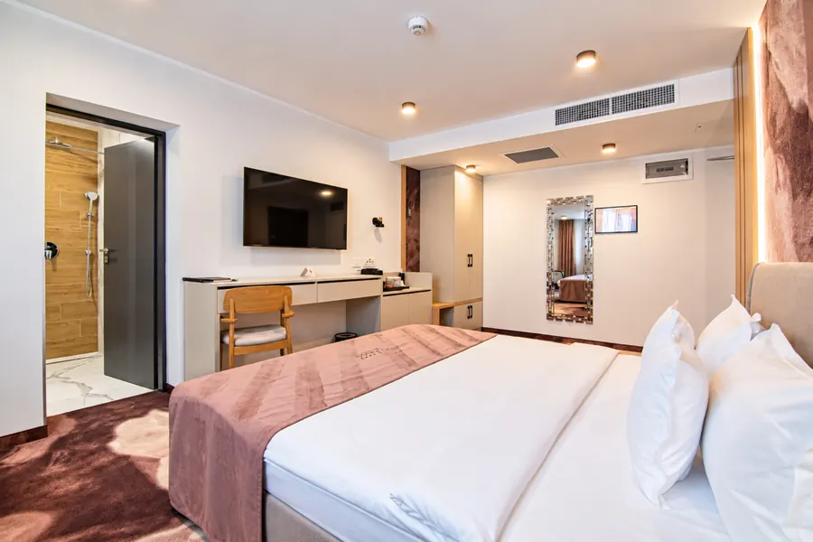 Dormitorio con el baño contiguo