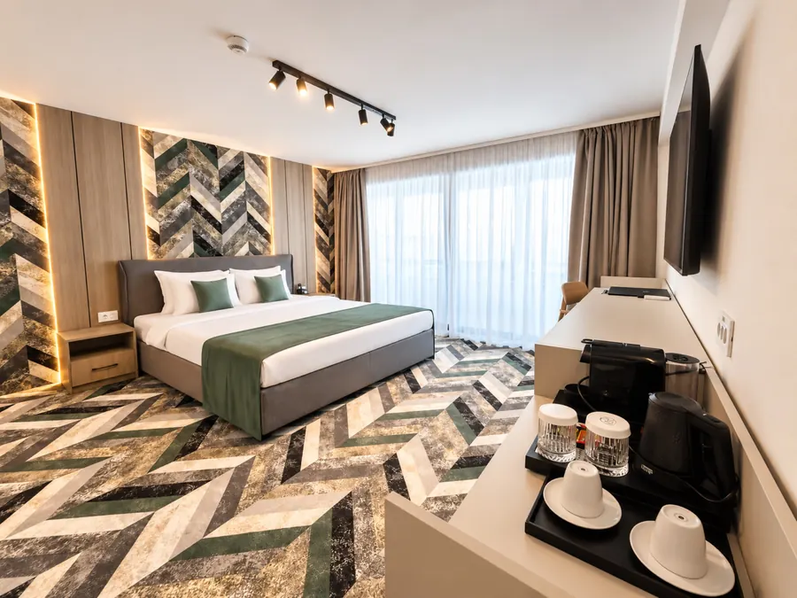 El dormitorio con pared de espiga y el rincón del café