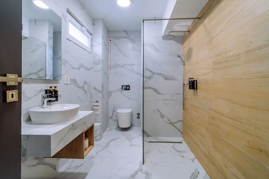 Baño de mármol blanco, con ducha a ras de suelo