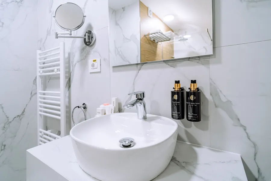 Lavabo de cerámica y productos de cuidado Rituals