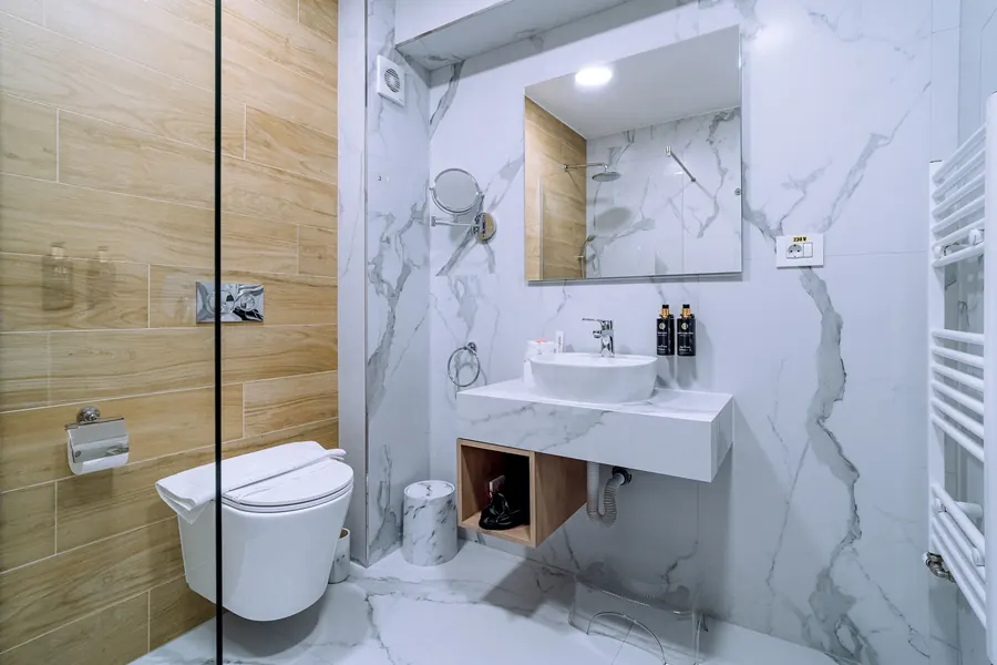 Lavabo sobre encimera de mármol y espejo