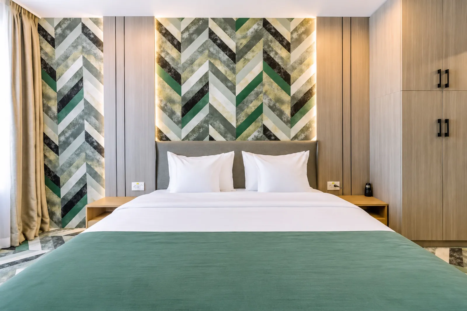 Camera Business & Executive con parete chevron verde illuminata