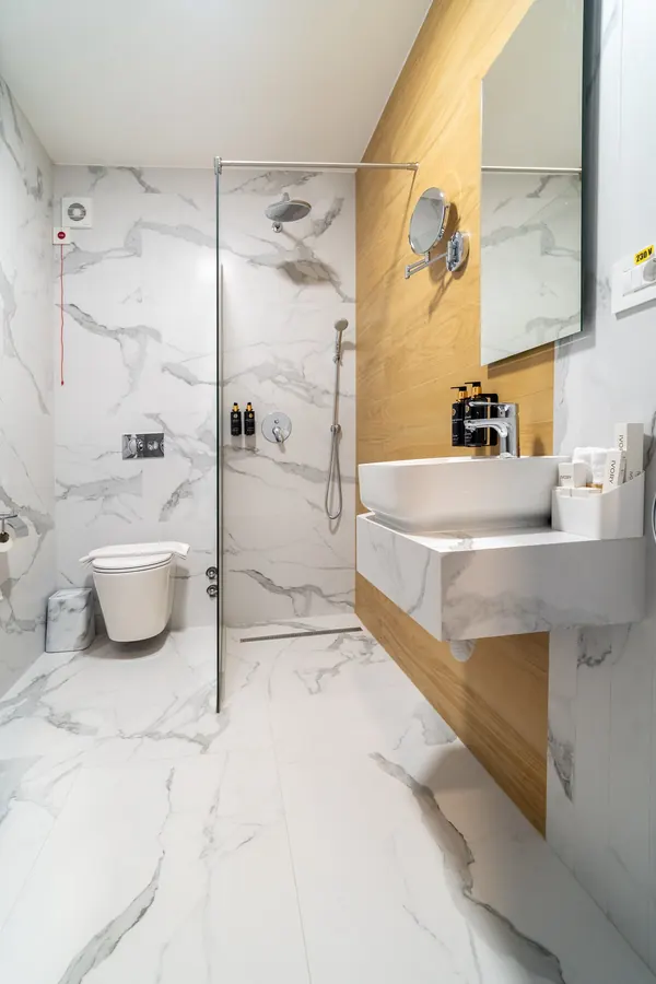 Baño en mármol y madera