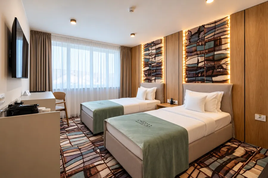 Habitación Estándar twin, con escritorio y paneles de mosaico