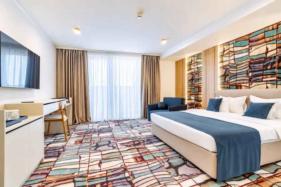 Habitación Superior con paneles de mosaico de colores y detalles azules