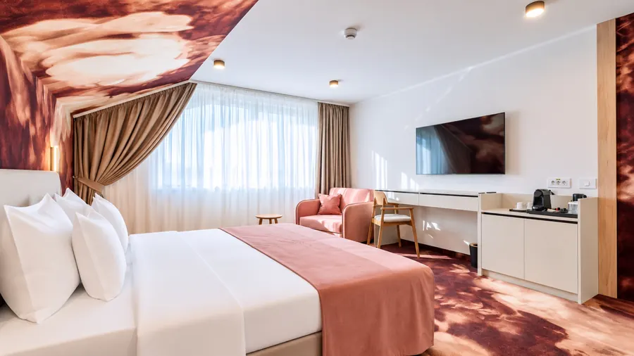 Zona de trabajo con escritorio, bajo el techo con decoración floral