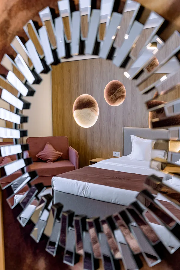 La habitación reflejada en un espejo decorativo