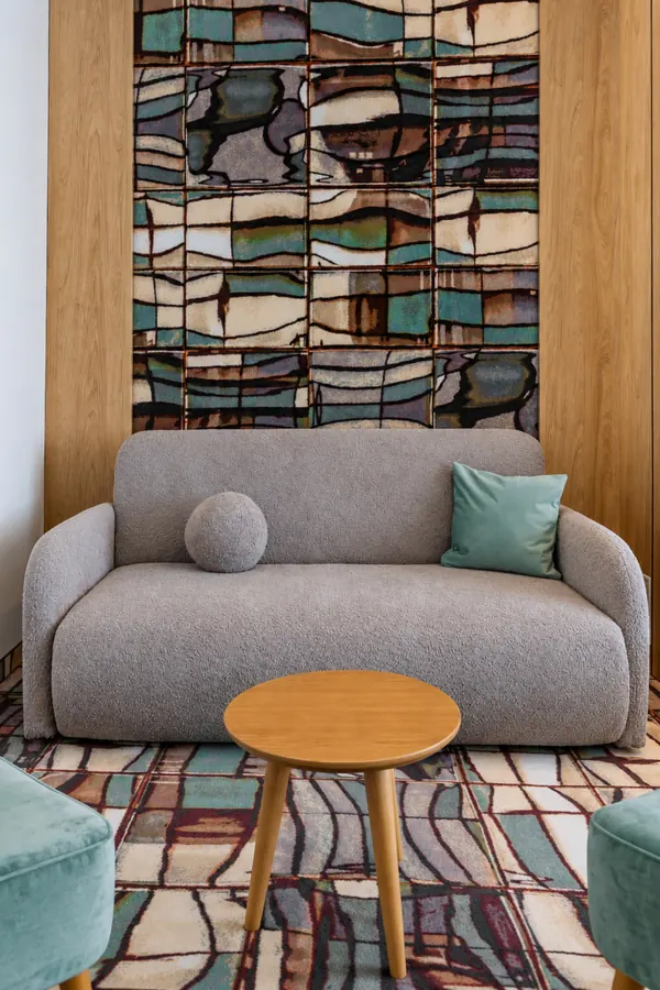 Sofá y panel decorativo de mosaico