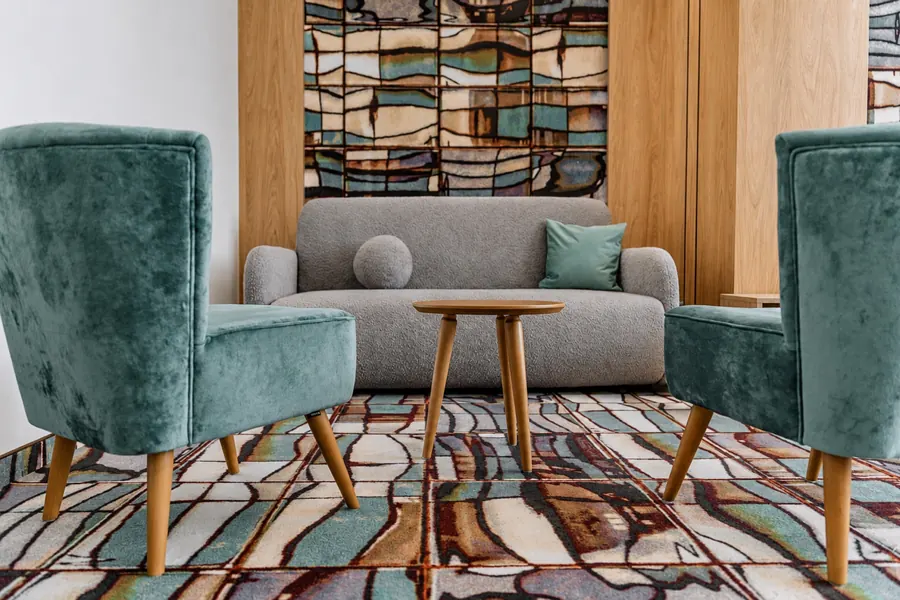 Rincón lounge con sofá y sillones de terciopelo