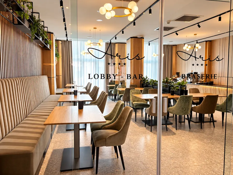 Lobby bar & brasserie, con bancos tapizados y luz natural