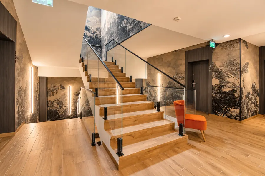 La escalera principal, con decoración de paisaje en tonos grises
