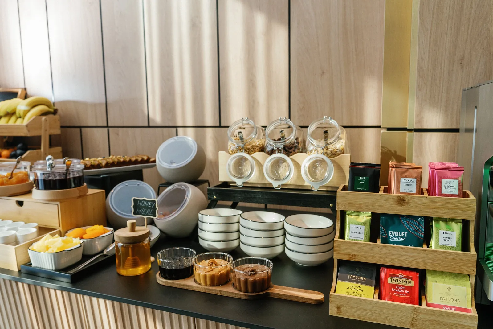 Il buffet della colazione, con tè, cereali e confetture