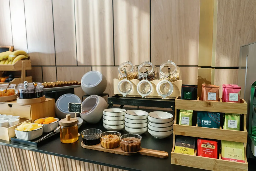 El bufé de desayuno, con tés, cereales y mermeladas