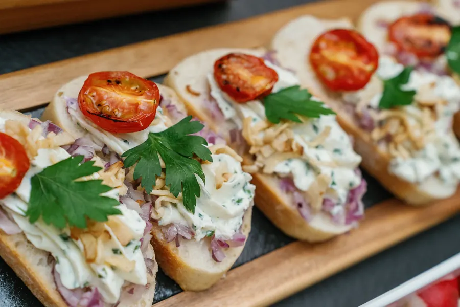 Bruschettas con tomate, en el bufé de desayuno
