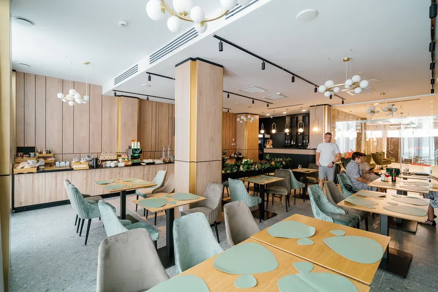 El salón de desayunos, con sillas en tonos menta