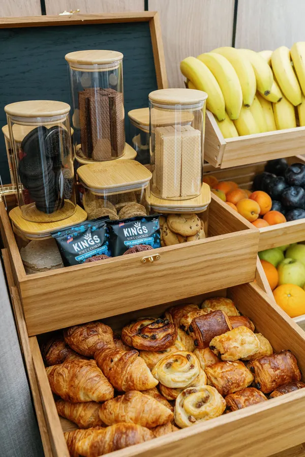 Bollería, fruta fresca y tarros de cereales en el bufé