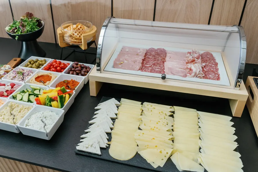 Embutidos y quesos en el bufé de desayuno