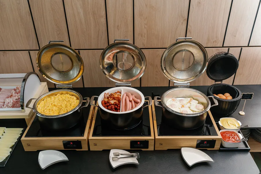 Platos calientes en el bufé de desayuno
