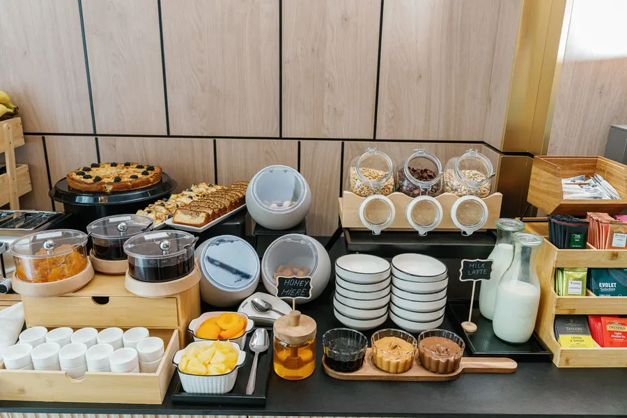 El bufé dulce, con pasteles, bizcocho y mermeladas