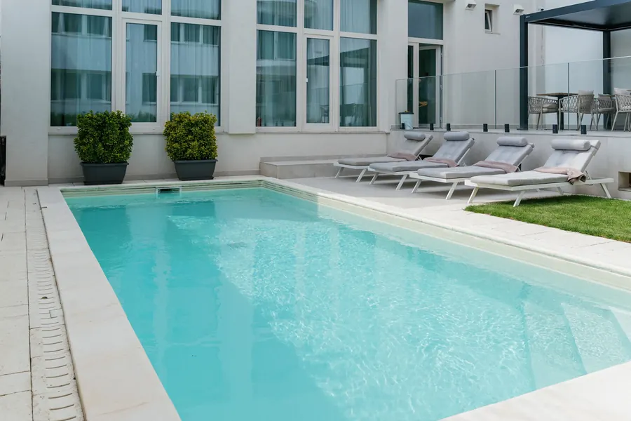 Der Außenpool im Innenhof des Hotels