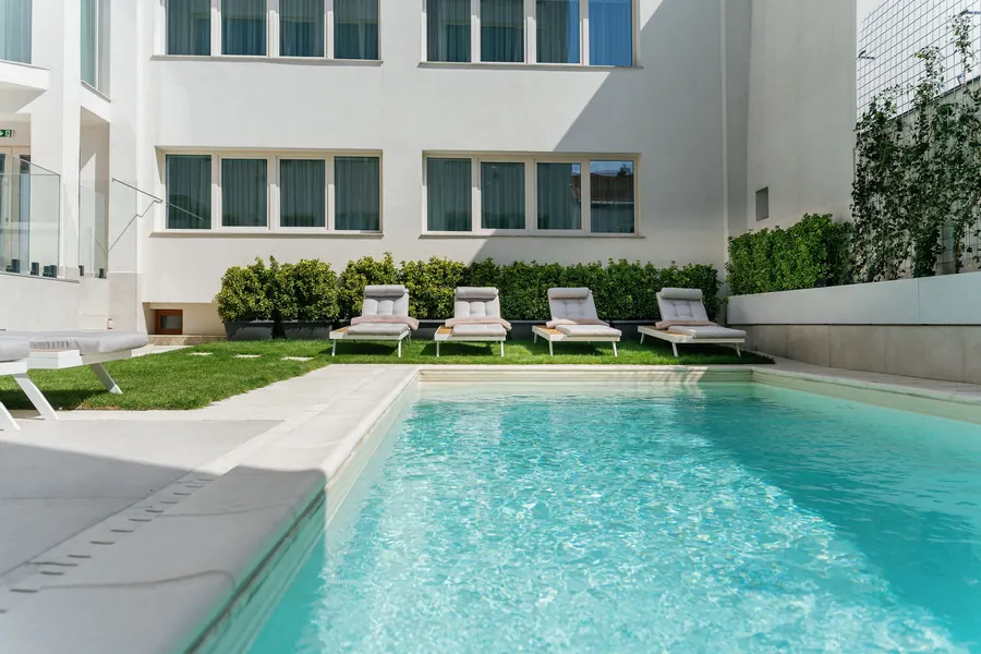 La piscina exterior, con agua cristalina, vista desde el nivel del agua