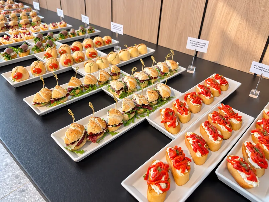 Aperitivos para una pausa para el café, en un evento en la sala