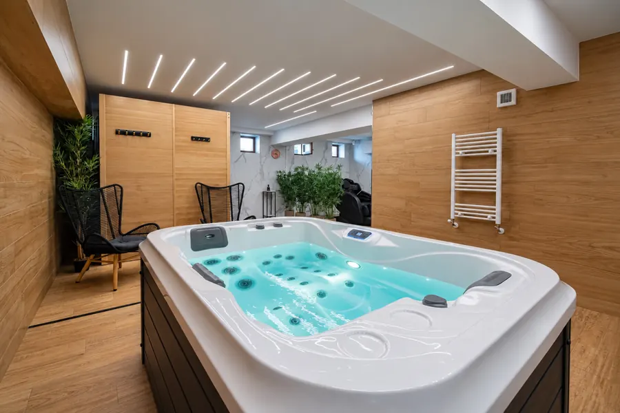 Der Whirlpool im Spa in warmem Licht