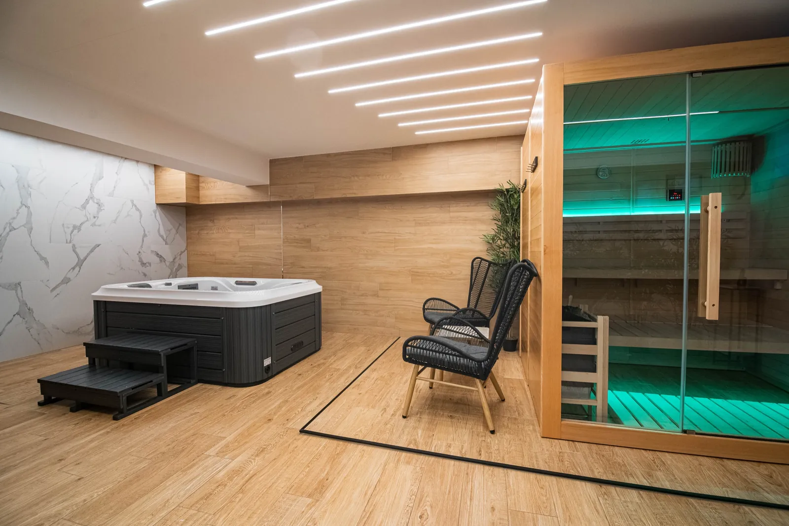 Das Spa mit Whirlpool und Sauna