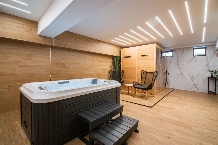 Der Whirlpool und der Ruhebereich im Spa