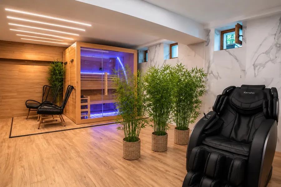 Sauna und Massagesessel im Spa